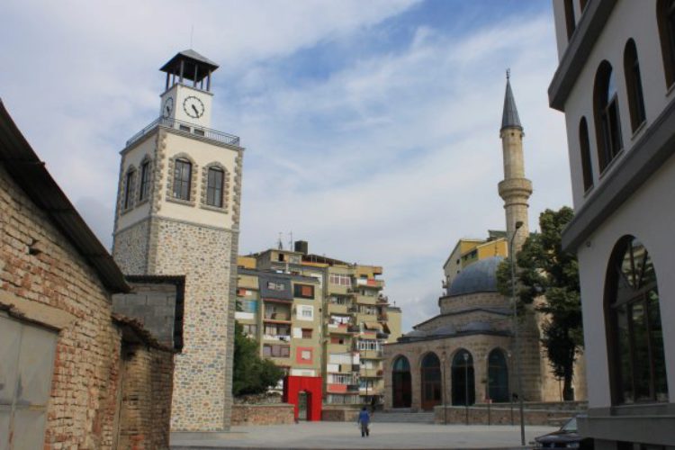 Часовниковата кула и джамията Мирахор в Корча, Албания