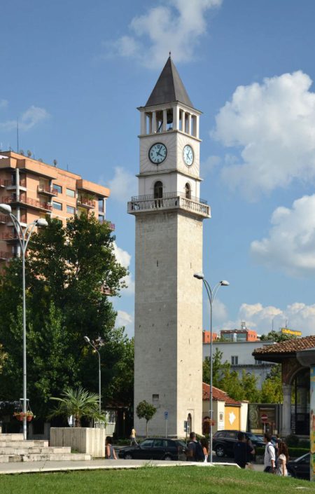 Часовниковата кула на площад 
