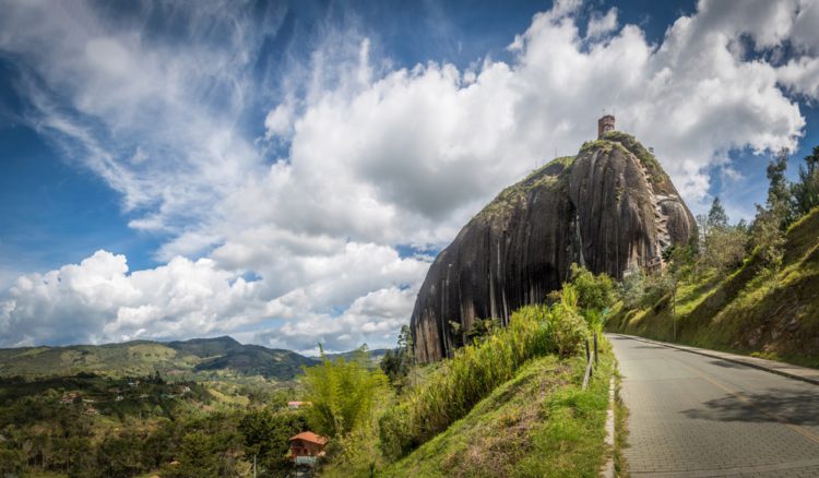 Скалата El Peñón de Guatapé - забележителности на Колумбия