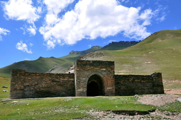 Caravanserai Tash-Rabat - забележителности на Киргизстан