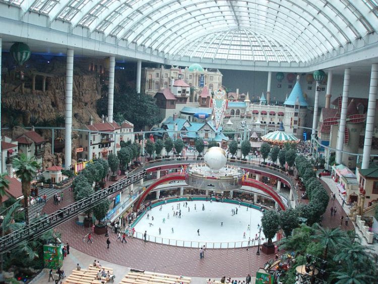 Увеселителен парк Lotte World в Южна Корея