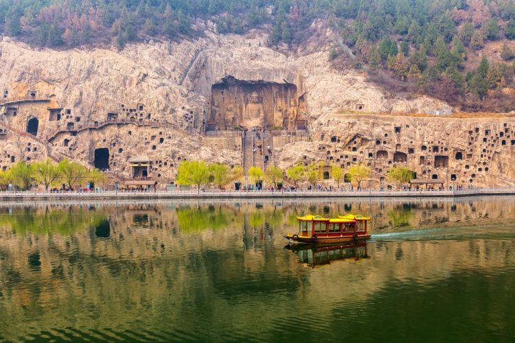 Пещерни храмове Лунмен в Китай