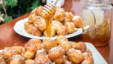 Греческие традиционные пончики: лукумадес