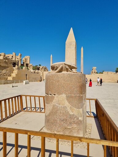 Статуя жука Скарабея в Карнакском храме