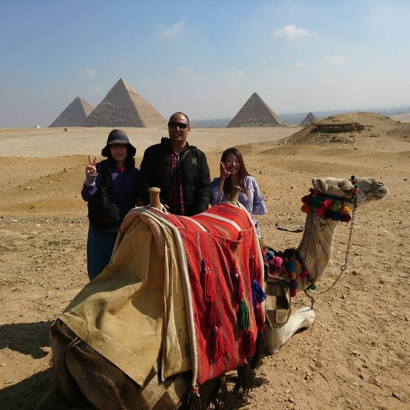 ピラミッドエリアで人気のラクダ乗りを体験  