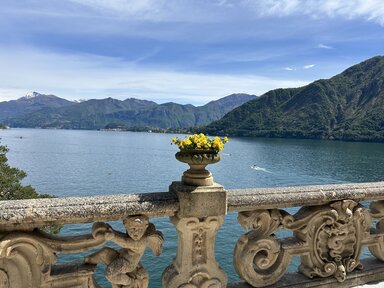 Вид на озеро с виллы