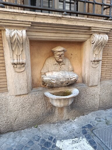 "Говорящая" статуя водоносчика