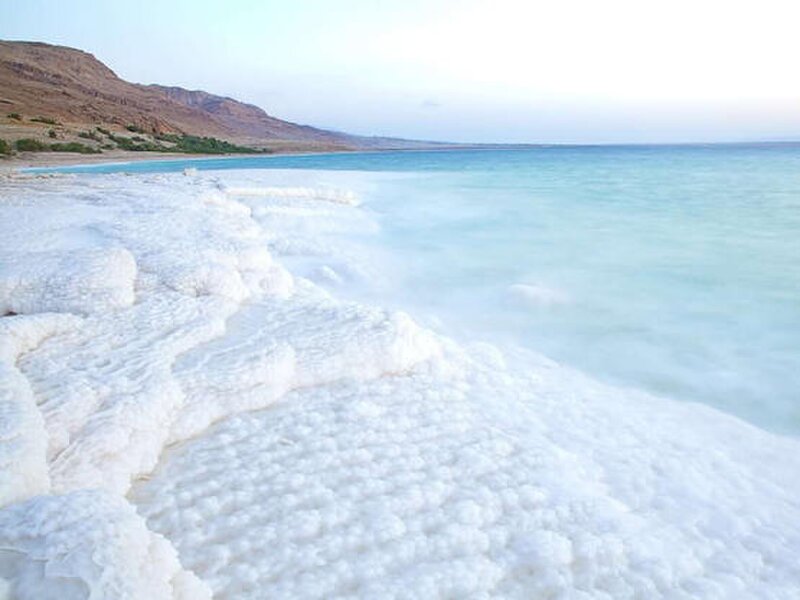 Белоснежные соляные отложения на побережье Мертвого моря.
