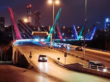 Знаменитый мост Абдун с ночной подсветкой.