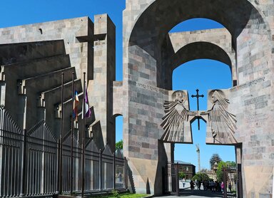 Вход на территорию Кафедрального собора в Эчмиадзине