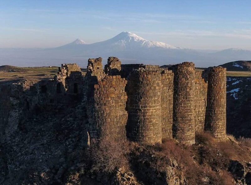 Крепость Амберд на фоне горы Арарат