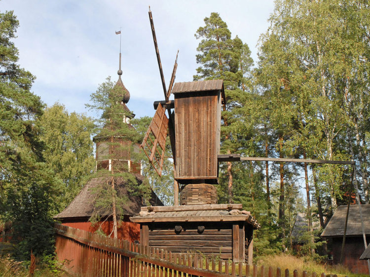 Ветряная мельница (19 век) и Колокольня церкви Каруна (1767г.) - экспонаты музея Сеурасаари, Хельсинки, Финляндия Музей под открытым небом на острове Сеурасаари - достопримечательности Хельсинки, Финляндия