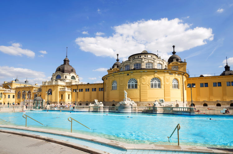 Szechnyi ванна спа летом с людьми в Будапеште, Венгрия Купальня Сеченьи в Будапеште - достопримечательности Будапешта, Венгрия