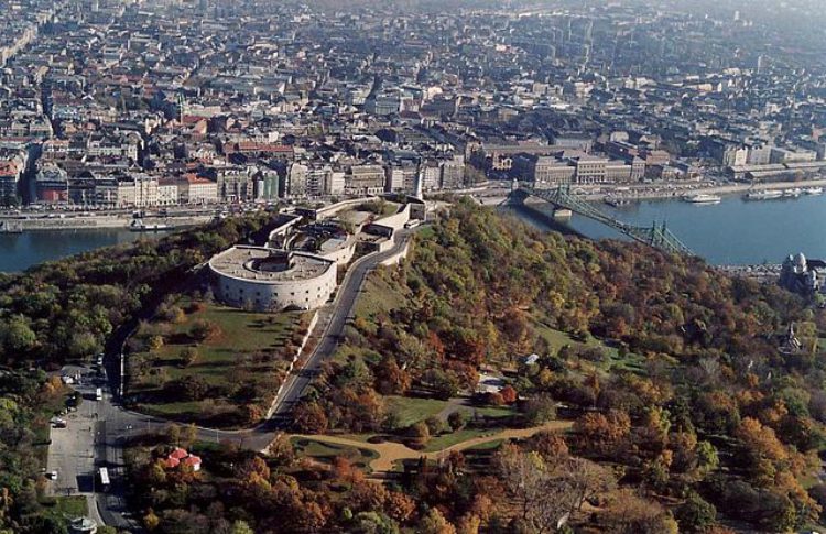 Вид сверху на Цитадель в Будапеште, Венгрия Цитадель в Будапеште - достопримечательности Будапешта, Венгрия