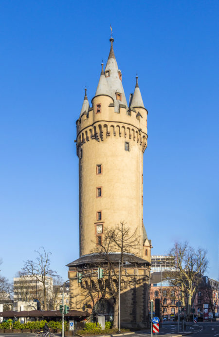 Вид на башню Эшенхайм (The Eschenheimer Tower) во Франкфурте-на-Майне, Германия Башня Эшенхайм (The Eschenheimer Tower) во Франкфурте-на-Майне, Германия