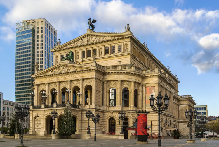 Главный вход в Старый Оперный театр (Alte Oper) во Франкфурте, Германия Старый Оперный театр (Alte Oper) во Франкфурте - достопримечательности Франкфурта, Германия