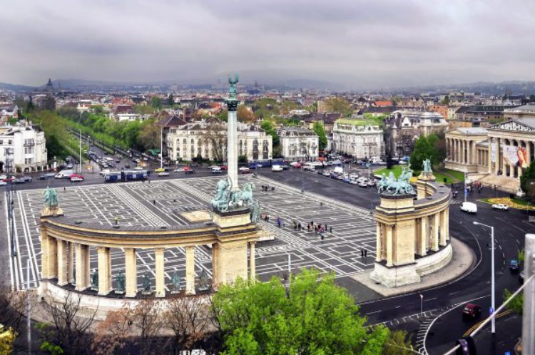 Панорама площади Героев в Будапеште, Венгрия Площадь Героев в Будапеште - достопримечательности Будапешта, Венгрия