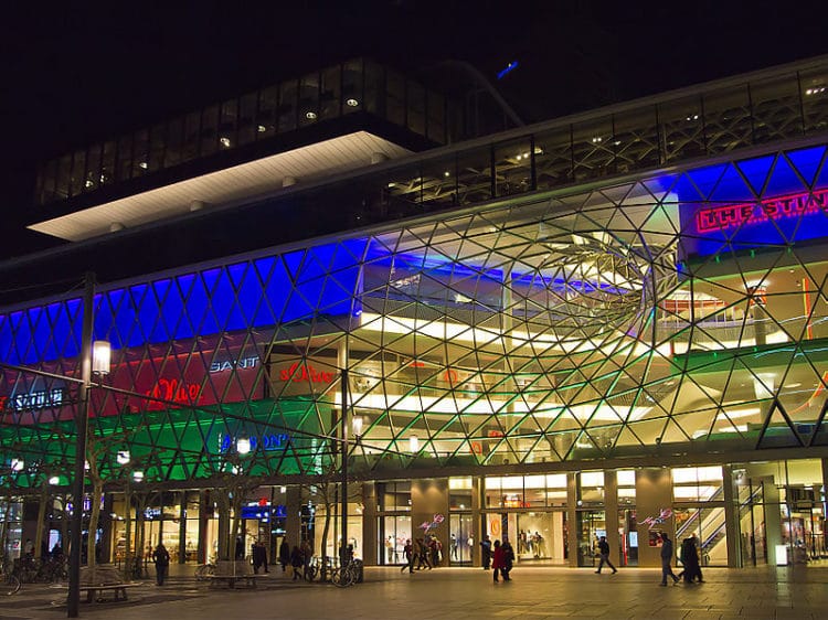 Торговая галерея MyZeil ночью в центре Франкфурта, Германия Торговый центр MyZeil во Франкфурте-на-Майне - Что посмотреть во Франкфурте