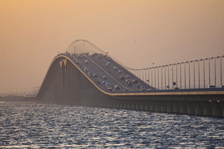 Мост короля Фахда в Саудовской Аравии Мост короля Фахда - достопримечательности Саудовской Аравии