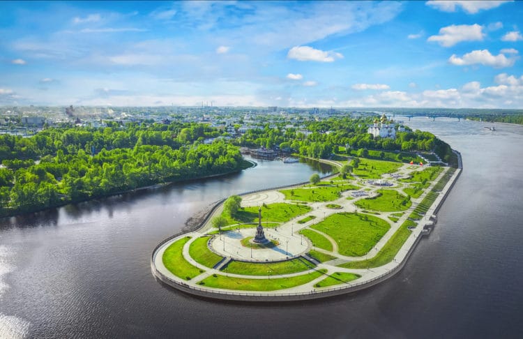 Парк на Стрелке в Ярославле Парк на Стрелке - достопримечательности Ярославля