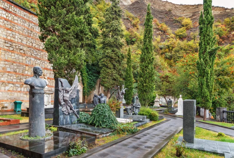 Некрополь на горе Мтацминда в Тбилиси Некрополь на горе Мтацминда - достопримечательности Тбилиси