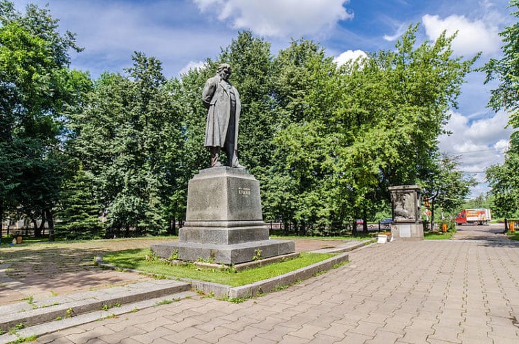 Памятник И.А. Крылову в Твери Памятник И.А. Крылову - достопримечательности Твери