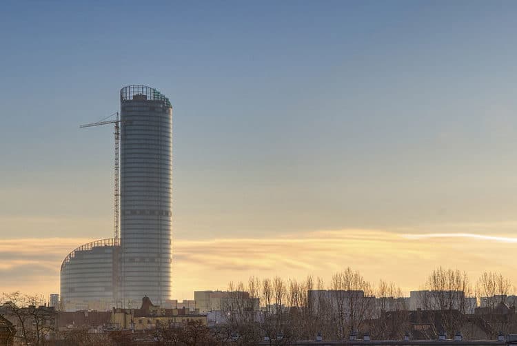 Здание Sky Tower во Вроцлаве Здание Sky Tower - достопримечательности Вроцлава